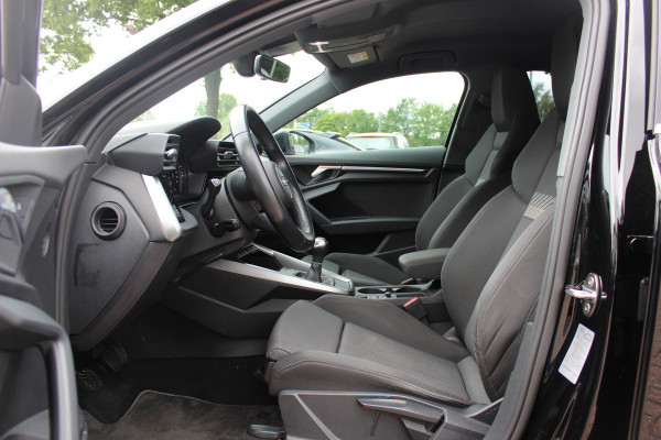 Audi A3 Sportback 30 TFSI Business edition / Trekhaak / CarPlay / Parkeerhulp achter / 17'' / LED Koplampen / Getint glas / DAB / Cruise Control