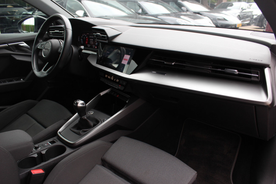 Audi A3 Sportback 30 TFSI Business edition / Trekhaak / CarPlay / Parkeerhulp achter / 17'' / LED Koplampen / Getint glas / DAB / Cruise Control
