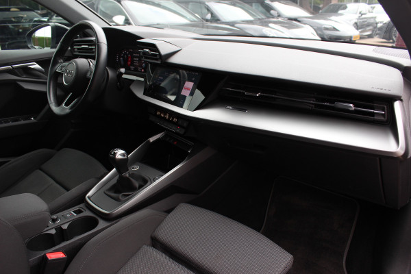Audi A3 Sportback 30 TFSI Business edition / Trekhaak / CarPlay / Parkeerhulp achter / 17'' / LED Koplampen / Getint glas / DAB / Cruise Control