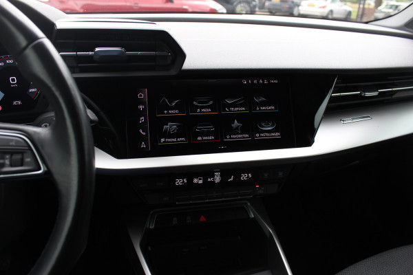 Audi A3 Sportback 30 TFSI Business edition / Trekhaak / CarPlay / Parkeerhulp achter / 17'' / LED Koplampen / Getint glas / DAB / Cruise Control