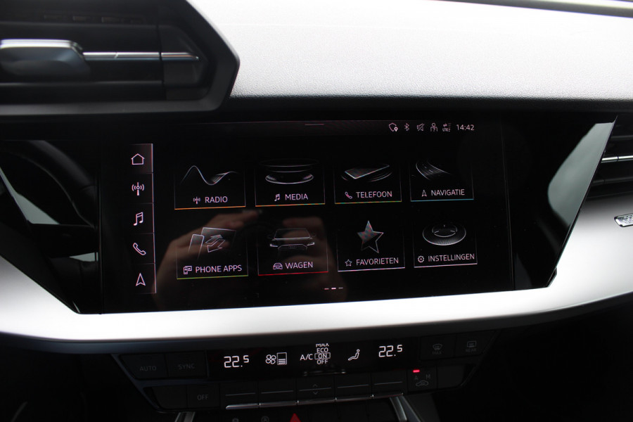 Audi A3 Sportback 30 TFSI Business edition / Trekhaak / CarPlay / Parkeerhulp achter / 17'' / LED Koplampen / Getint glas / DAB / Cruise Control