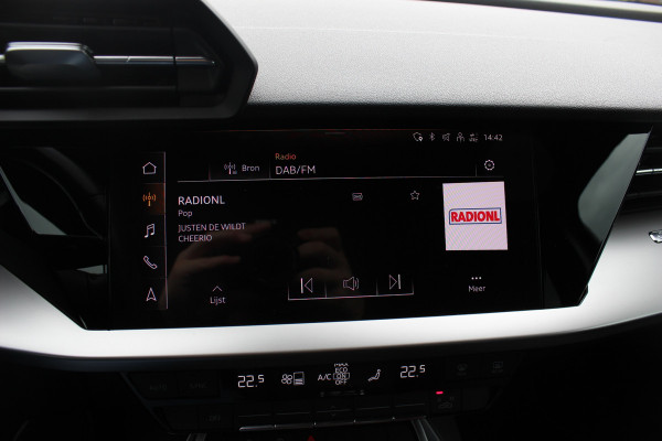 Audi A3 Sportback 30 TFSI Business edition / Trekhaak / CarPlay / Parkeerhulp achter / 17'' / LED Koplampen / Getint glas / DAB / Cruise Control