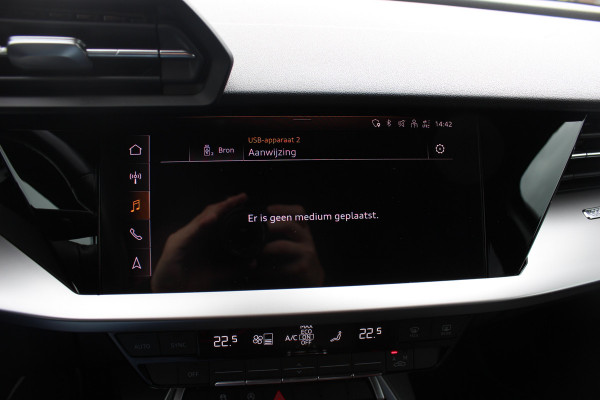 Audi A3 Sportback 30 TFSI Business edition / Trekhaak / CarPlay / Parkeerhulp achter / 17'' / LED Koplampen / Getint glas / DAB / Cruise Control