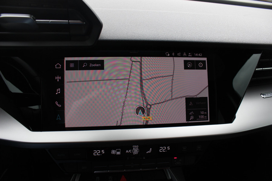 Audi A3 Sportback 30 TFSI Business edition / Trekhaak / CarPlay / Parkeerhulp achter / 17'' / LED Koplampen / Getint glas / DAB / Cruise Control