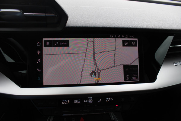 Audi A3 Sportback 30 TFSI Business edition / Trekhaak / CarPlay / Parkeerhulp achter / 17'' / LED Koplampen / Getint glas / DAB / Cruise Control