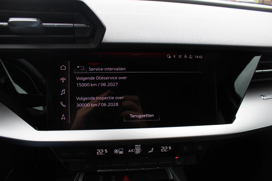 Audi A3 Sportback 30 TFSI Business edition / Trekhaak / CarPlay / Parkeerhulp achter / 17'' / LED Koplampen / Getint glas / DAB / Cruise Control