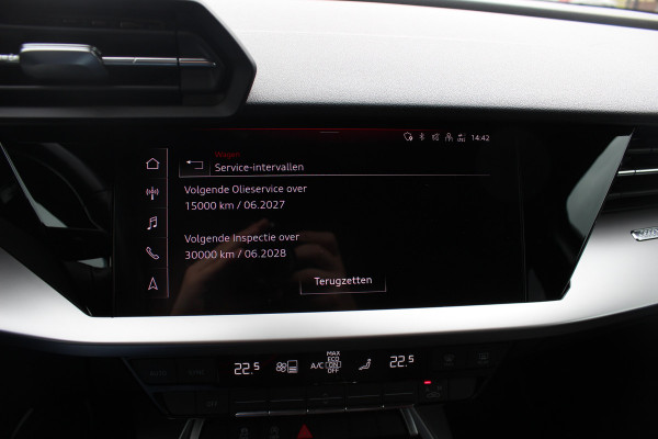 Audi A3 Sportback 30 TFSI Business edition / Trekhaak / CarPlay / Parkeerhulp achter / 17'' / LED Koplampen / Getint glas / DAB / Cruise Control