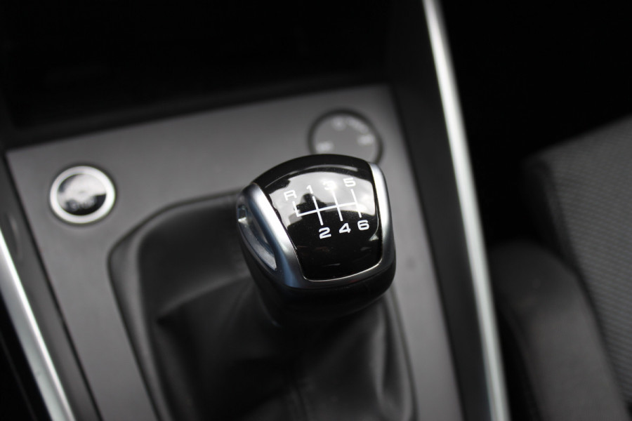 Audi A3 Sportback 30 TFSI Business edition / Trekhaak / CarPlay / Parkeerhulp achter / 17'' / LED Koplampen / Getint glas / DAB / Cruise Control