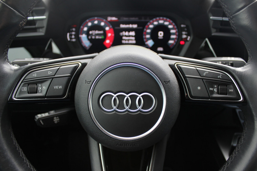 Audi A3 Sportback 30 TFSI Business edition / Trekhaak / CarPlay / Parkeerhulp achter / 17'' / LED Koplampen / Getint glas / DAB / Cruise Control