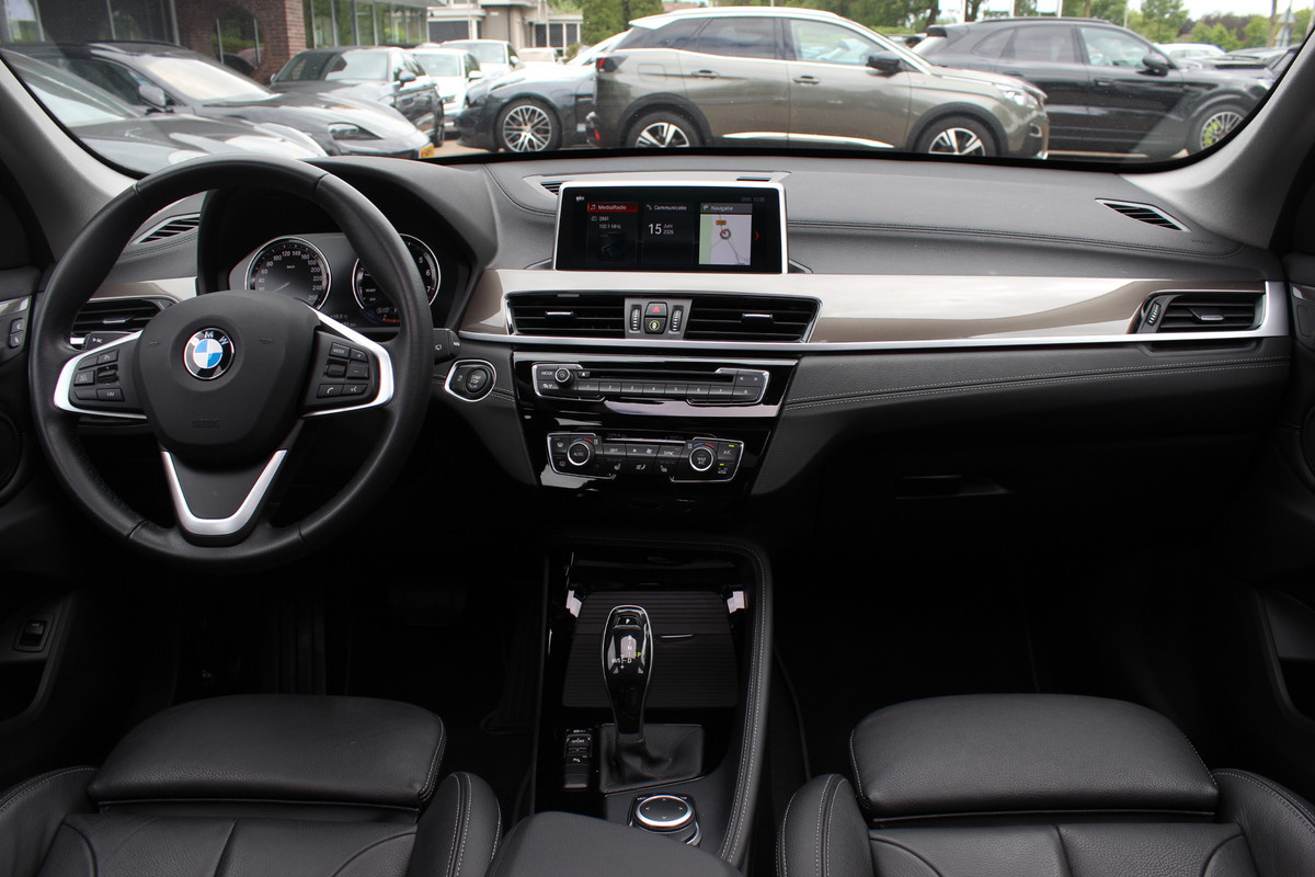 BMW X1 sDrive20i High Executive / Panoramadak / Leder / CarPlay / Parkeerhulp V+A / 18'' / Sportstoelen / DAB / Stoelverwarming / Cruise Control