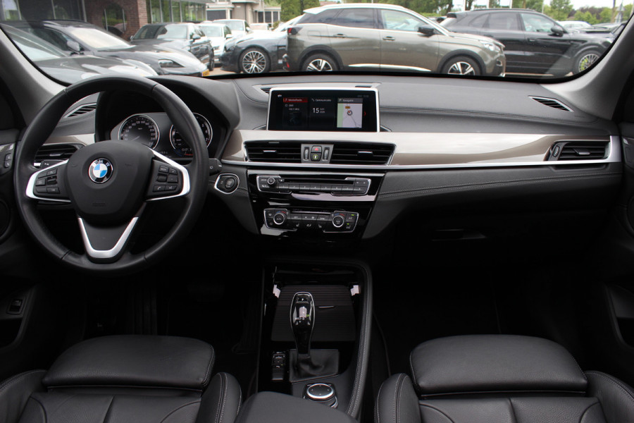 BMW X1 sDrive20i High Executive / Panoramadak / Leder / CarPlay / Parkeerhulp V+A / 18'' / Sportstoelen / DAB / Stoelverwarming / Cruise Control