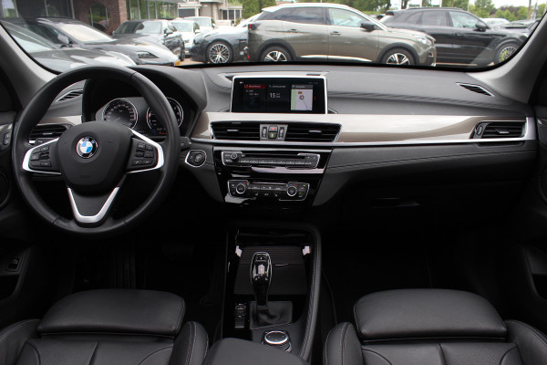 BMW X1 sDrive20i High Executive / Panoramadak / Leder / CarPlay / Parkeerhulp V+A / 18'' / Sportstoelen / DAB / Stoelverwarming / Cruise Control
