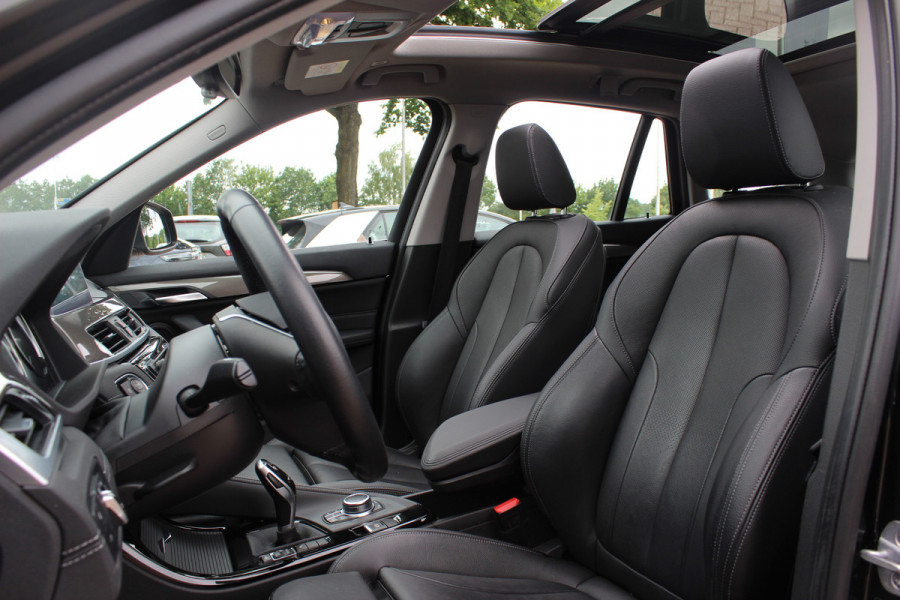 BMW X1 sDrive20i High Executive / Panoramadak / Leder / CarPlay / Parkeerhulp V+A / 18'' / Sportstoelen / DAB / Stoelverwarming / Cruise Control