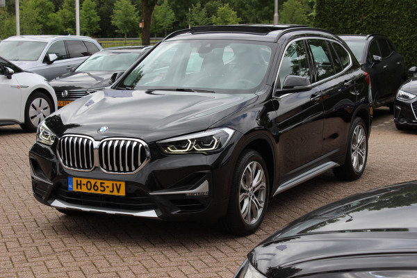 BMW X1 sDrive20i High Executive / Panoramadak / Leder / CarPlay / Parkeerhulp V+A / 18'' / Sportstoelen / DAB / Stoelverwarming / Cruise Control