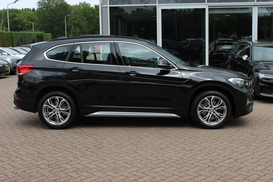 BMW X1 sDrive20i High Executive / Panoramadak / Leder / CarPlay / Parkeerhulp V+A / 18'' / Sportstoelen / DAB / Stoelverwarming / Cruise Control