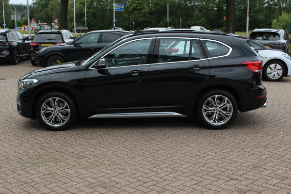 BMW X1 sDrive20i High Executive / Panoramadak / Leder / CarPlay / Parkeerhulp V+A / 18'' / Sportstoelen / DAB / Stoelverwarming / Cruise Control
