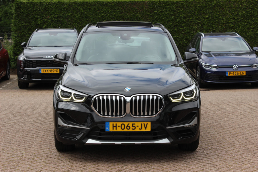 BMW X1 sDrive20i High Executive / Panoramadak / Leder / CarPlay / Parkeerhulp V+A / 18'' / Sportstoelen / DAB / Stoelverwarming / Cruise Control