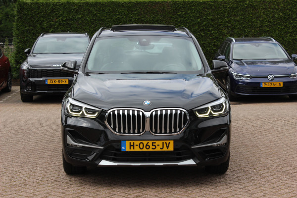 BMW X1 sDrive20i High Executive / Panoramadak / Leder / CarPlay / Parkeerhulp V+A / 18'' / Sportstoelen / DAB / Stoelverwarming / Cruise Control