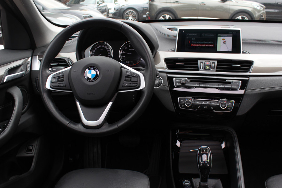 BMW X1 sDrive20i High Executive / Panoramadak / Leder / CarPlay / Parkeerhulp V+A / 18'' / Sportstoelen / DAB / Stoelverwarming / Cruise Control