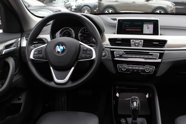 BMW X1 sDrive20i High Executive / Panoramadak / Leder / CarPlay / Parkeerhulp V+A / 18'' / Sportstoelen / DAB / Stoelverwarming / Cruise Control