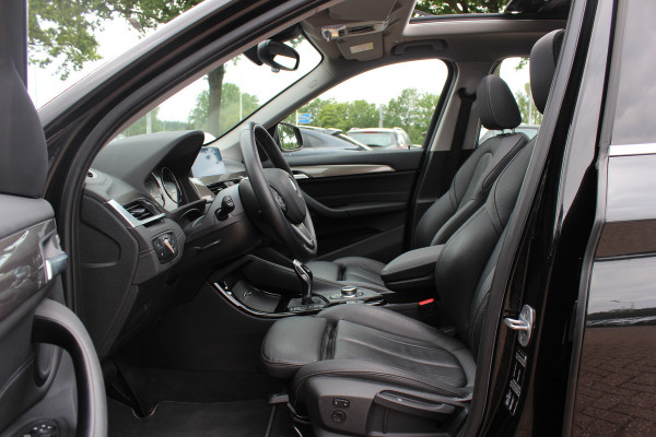 BMW X1 sDrive20i High Executive / Panoramadak / Leder / CarPlay / Parkeerhulp V+A / 18'' / Sportstoelen / DAB / Stoelverwarming / Cruise Control