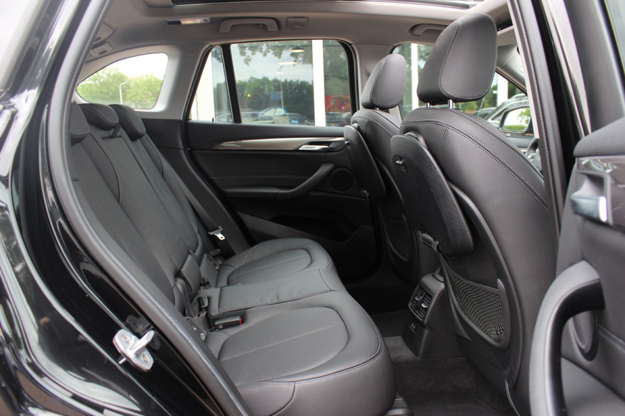 BMW X1 sDrive20i High Executive / Panoramadak / Leder / CarPlay / Parkeerhulp V+A / 18'' / Sportstoelen / DAB / Stoelverwarming / Cruise Control