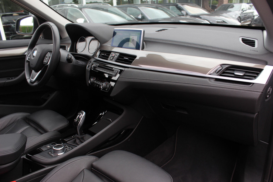 BMW X1 sDrive20i High Executive / Panoramadak / Leder / CarPlay / Parkeerhulp V+A / 18'' / Sportstoelen / DAB / Stoelverwarming / Cruise Control