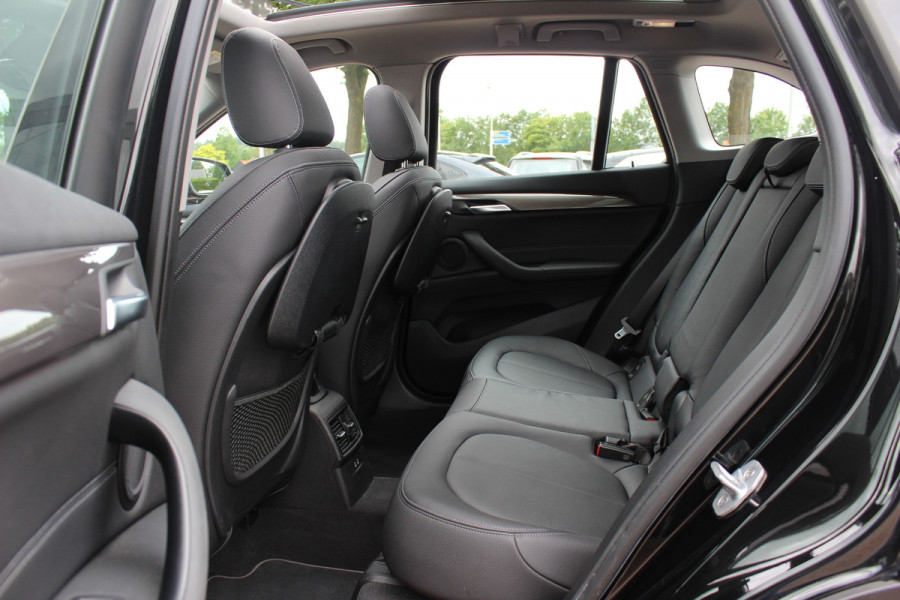 BMW X1 sDrive20i High Executive / Panoramadak / Leder / CarPlay / Parkeerhulp V+A / 18'' / Sportstoelen / DAB / Stoelverwarming / Cruise Control