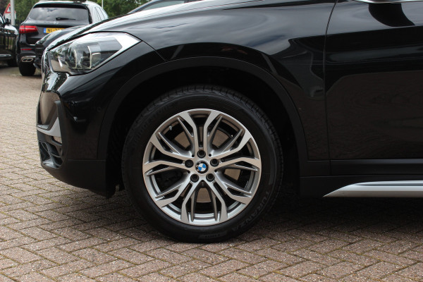 BMW X1 sDrive20i High Executive / Panoramadak / Leder / CarPlay / Parkeerhulp V+A / 18'' / Sportstoelen / DAB / Stoelverwarming / Cruise Control