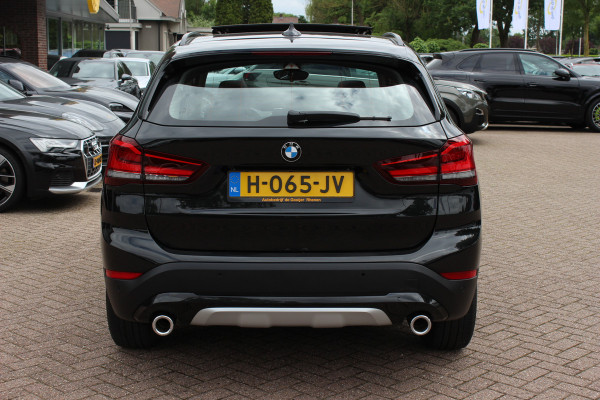 BMW X1 sDrive20i High Executive / Panoramadak / Leder / CarPlay / Parkeerhulp V+A / 18'' / Sportstoelen / DAB / Stoelverwarming / Cruise Control