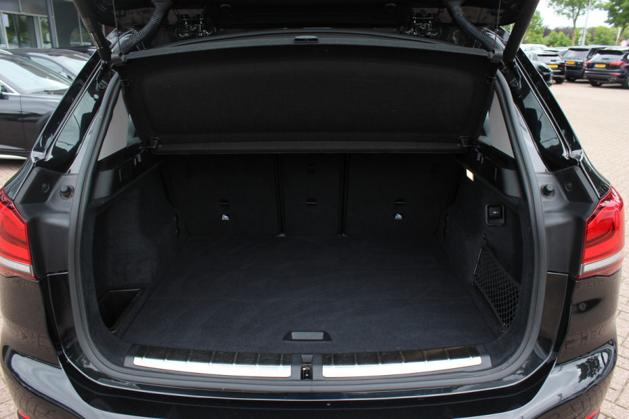 BMW X1 sDrive20i High Executive / Panoramadak / Leder / CarPlay / Parkeerhulp V+A / 18'' / Sportstoelen / DAB / Stoelverwarming / Cruise Control