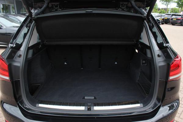 BMW X1 sDrive20i High Executive / Panoramadak / Leder / CarPlay / Parkeerhulp V+A / 18'' / Sportstoelen / DAB / Stoelverwarming / Cruise Control