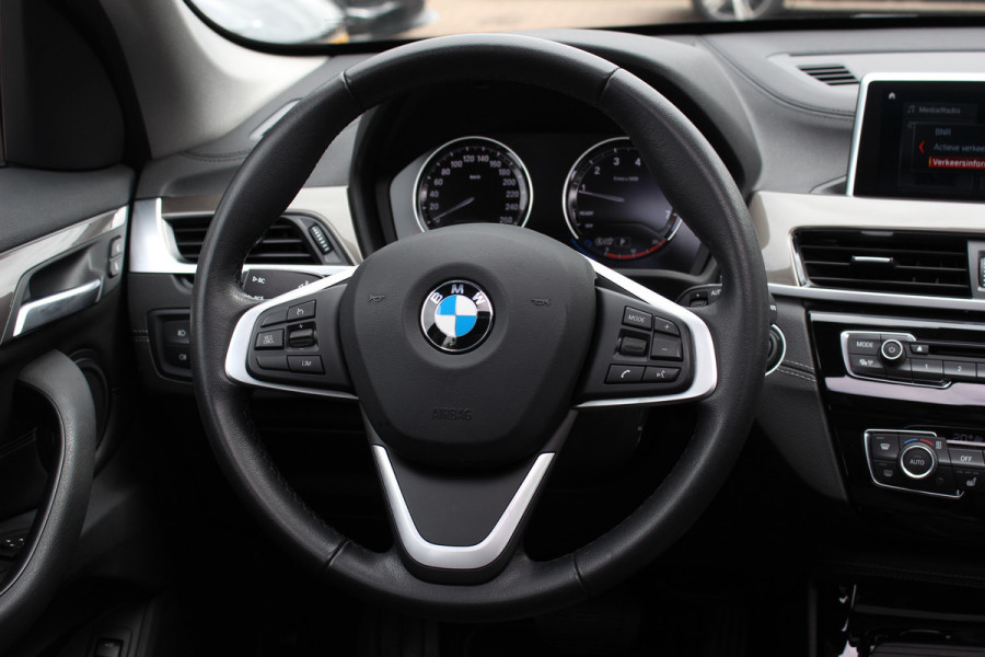 BMW X1 sDrive20i High Executive / Panoramadak / Leder / CarPlay / Parkeerhulp V+A / 18'' / Sportstoelen / DAB / Stoelverwarming / Cruise Control