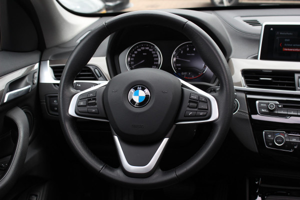 BMW X1 sDrive20i High Executive / Panoramadak / Leder / CarPlay / Parkeerhulp V+A / 18'' / Sportstoelen / DAB / Stoelverwarming / Cruise Control