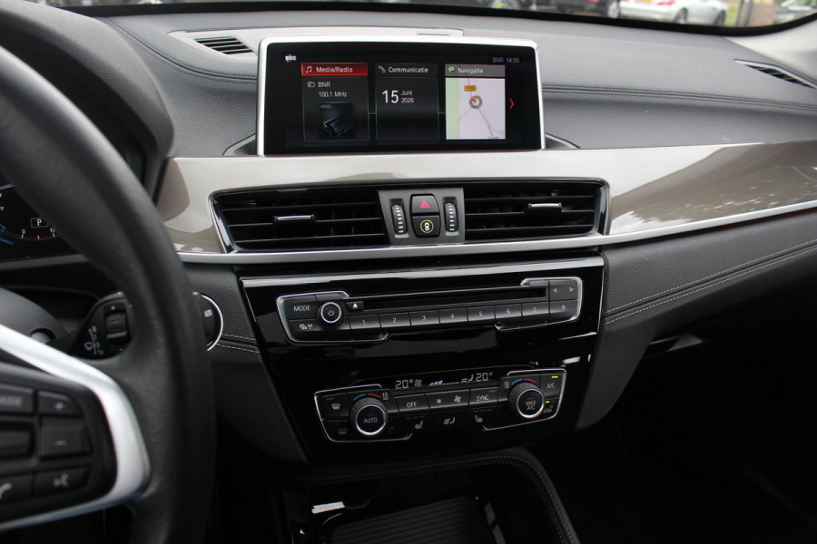 BMW X1 sDrive20i High Executive / Panoramadak / Leder / CarPlay / Parkeerhulp V+A / 18'' / Sportstoelen / DAB / Stoelverwarming / Cruise Control