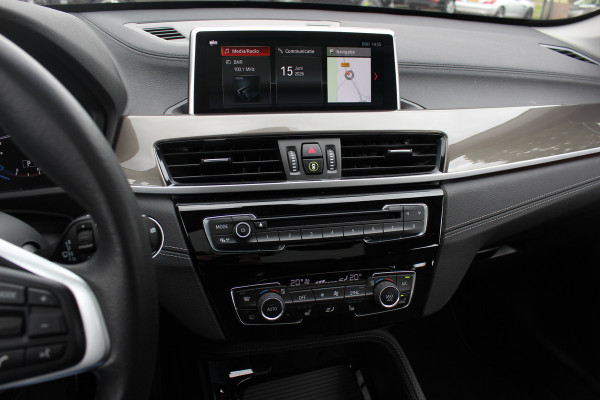 BMW X1 sDrive20i High Executive / Panoramadak / Leder / CarPlay / Parkeerhulp V+A / 18'' / Sportstoelen / DAB / Stoelverwarming / Cruise Control