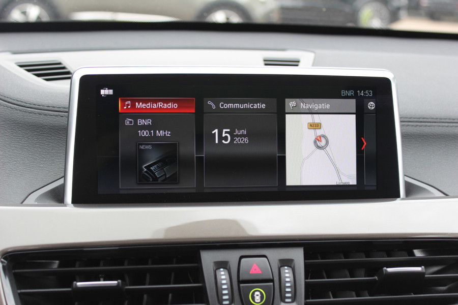 BMW X1 sDrive20i High Executive / Panoramadak / Leder / CarPlay / Parkeerhulp V+A / 18'' / Sportstoelen / DAB / Stoelverwarming / Cruise Control