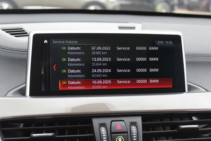 BMW X1 sDrive20i High Executive / Panoramadak / Leder / CarPlay / Parkeerhulp V+A / 18'' / Sportstoelen / DAB / Stoelverwarming / Cruise Control