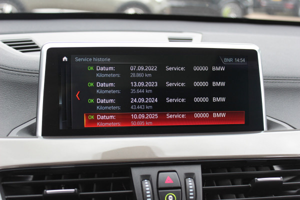 BMW X1 sDrive20i High Executive / Panoramadak / Leder / CarPlay / Parkeerhulp V+A / 18'' / Sportstoelen / DAB / Stoelverwarming / Cruise Control