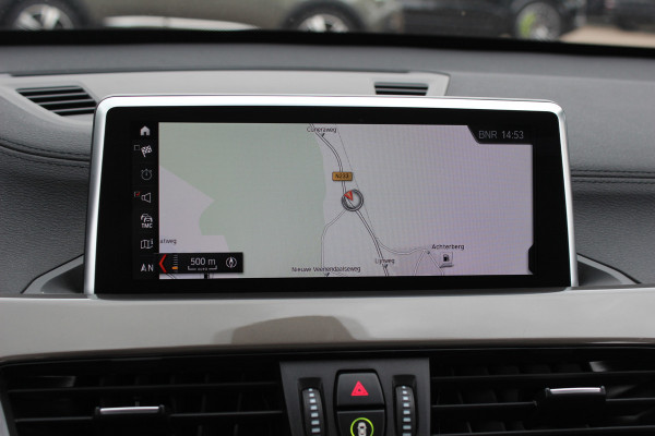 BMW X1 sDrive20i High Executive / Panoramadak / Leder / CarPlay / Parkeerhulp V+A / 18'' / Sportstoelen / DAB / Stoelverwarming / Cruise Control