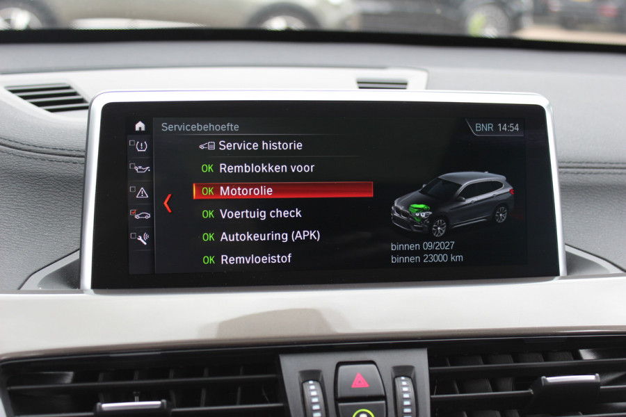 BMW X1 sDrive20i High Executive / Panoramadak / Leder / CarPlay / Parkeerhulp V+A / 18'' / Sportstoelen / DAB / Stoelverwarming / Cruise Control