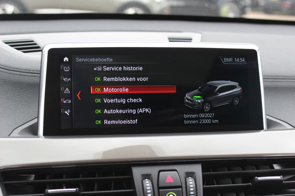 BMW X1 sDrive20i High Executive / Panoramadak / Leder / CarPlay / Parkeerhulp V+A / 18'' / Sportstoelen / DAB / Stoelverwarming / Cruise Control