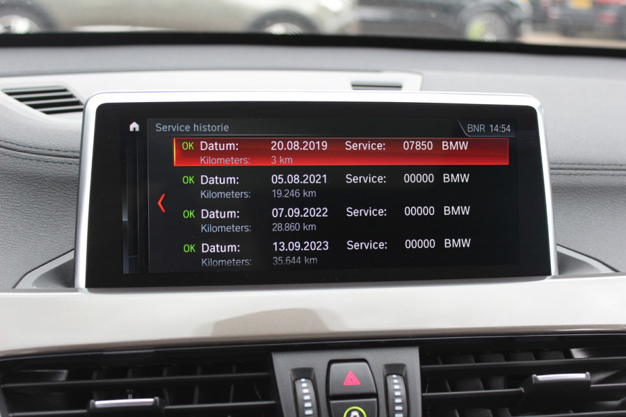 BMW X1 sDrive20i High Executive / Panoramadak / Leder / CarPlay / Parkeerhulp V+A / 18'' / Sportstoelen / DAB / Stoelverwarming / Cruise Control