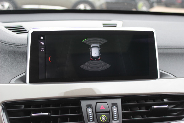 BMW X1 sDrive20i High Executive / Panoramadak / Leder / CarPlay / Parkeerhulp V+A / 18'' / Sportstoelen / DAB / Stoelverwarming / Cruise Control