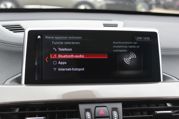 BMW X1 sDrive20i High Executive / Panoramadak / Leder / CarPlay / Parkeerhulp V+A / 18'' / Sportstoelen / DAB / Stoelverwarming / Cruise Control