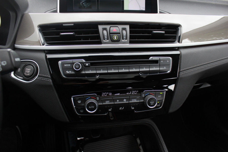 BMW X1 sDrive20i High Executive / Panoramadak / Leder / CarPlay / Parkeerhulp V+A / 18'' / Sportstoelen / DAB / Stoelverwarming / Cruise Control