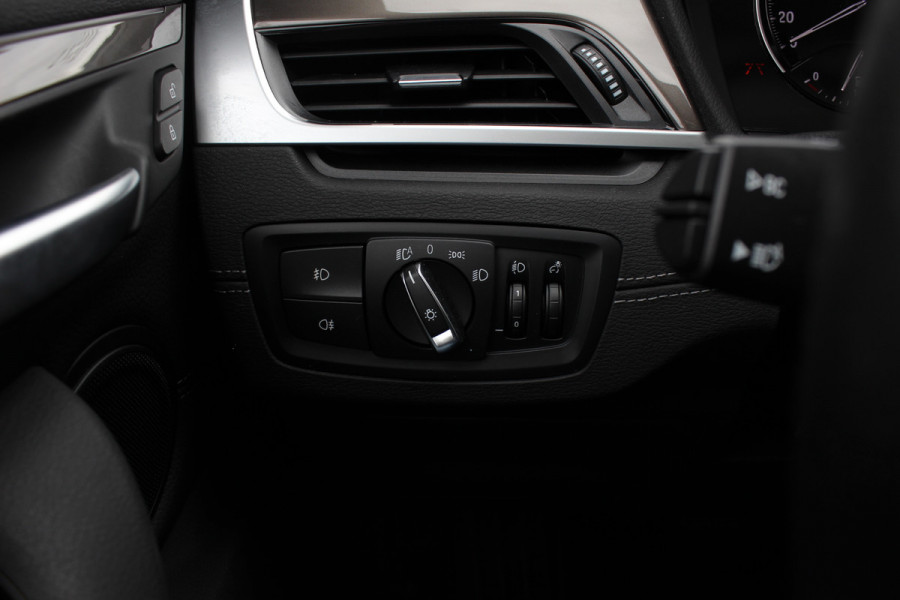 BMW X1 sDrive20i High Executive / Panoramadak / Leder / CarPlay / Parkeerhulp V+A / 18'' / Sportstoelen / DAB / Stoelverwarming / Cruise Control