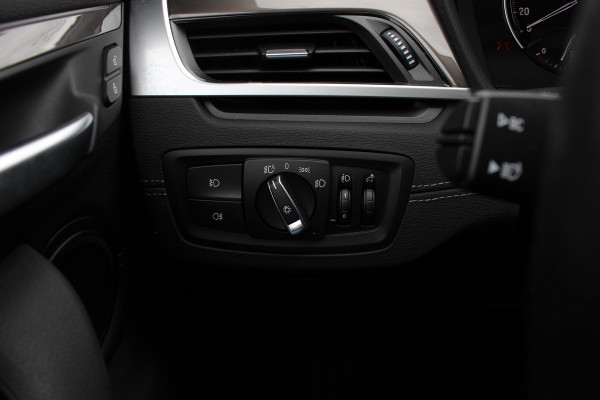 BMW X1 sDrive20i High Executive / Panoramadak / Leder / CarPlay / Parkeerhulp V+A / 18'' / Sportstoelen / DAB / Stoelverwarming / Cruise Control