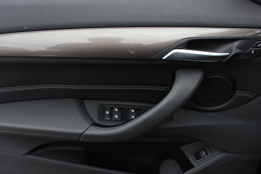 BMW X1 sDrive20i High Executive / Panoramadak / Leder / CarPlay / Parkeerhulp V+A / 18'' / Sportstoelen / DAB / Stoelverwarming / Cruise Control