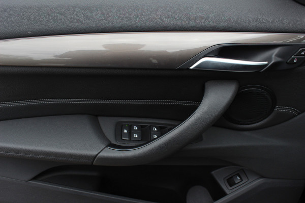 BMW X1 sDrive20i High Executive / Panoramadak / Leder / CarPlay / Parkeerhulp V+A / 18'' / Sportstoelen / DAB / Stoelverwarming / Cruise Control
